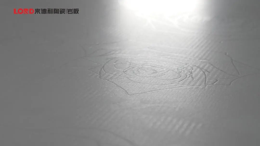 来德利陶瓷数码精雕岩板丨素雅浅灰的现代质感空间