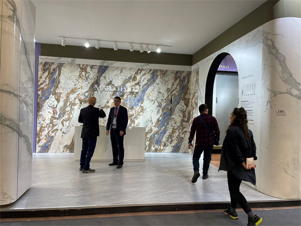 马可波罗瓷砖2022年新品亮相博洛尼亚国际久草av卫浴展，曲面岩板倍受瞩目