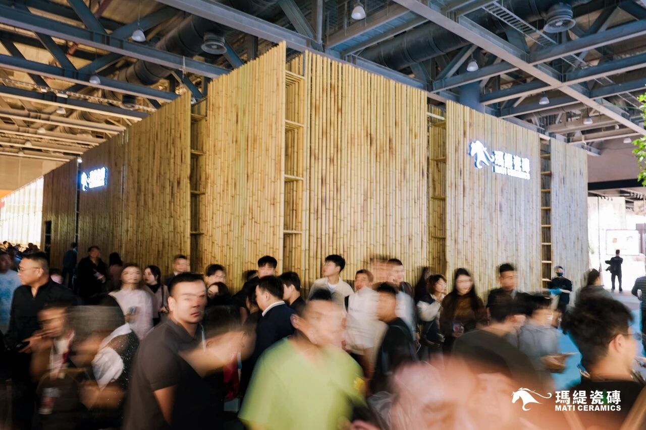 在设计周搭了520把梯子！玛缇瓷砖为何触动无数设计师？