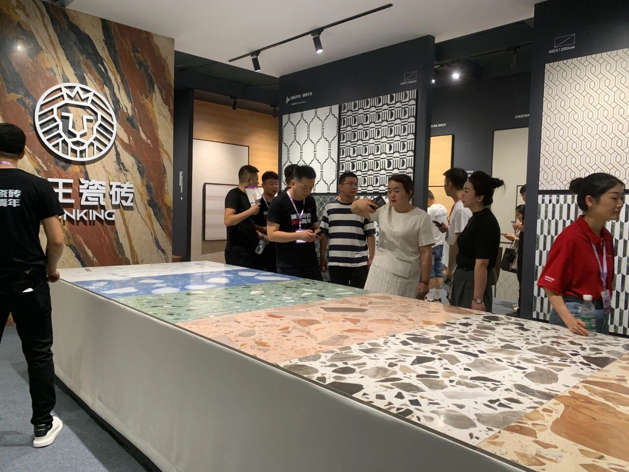 獅王云脈石憑什么被稱為質(zhì)感大理石瓷磚的天花板？