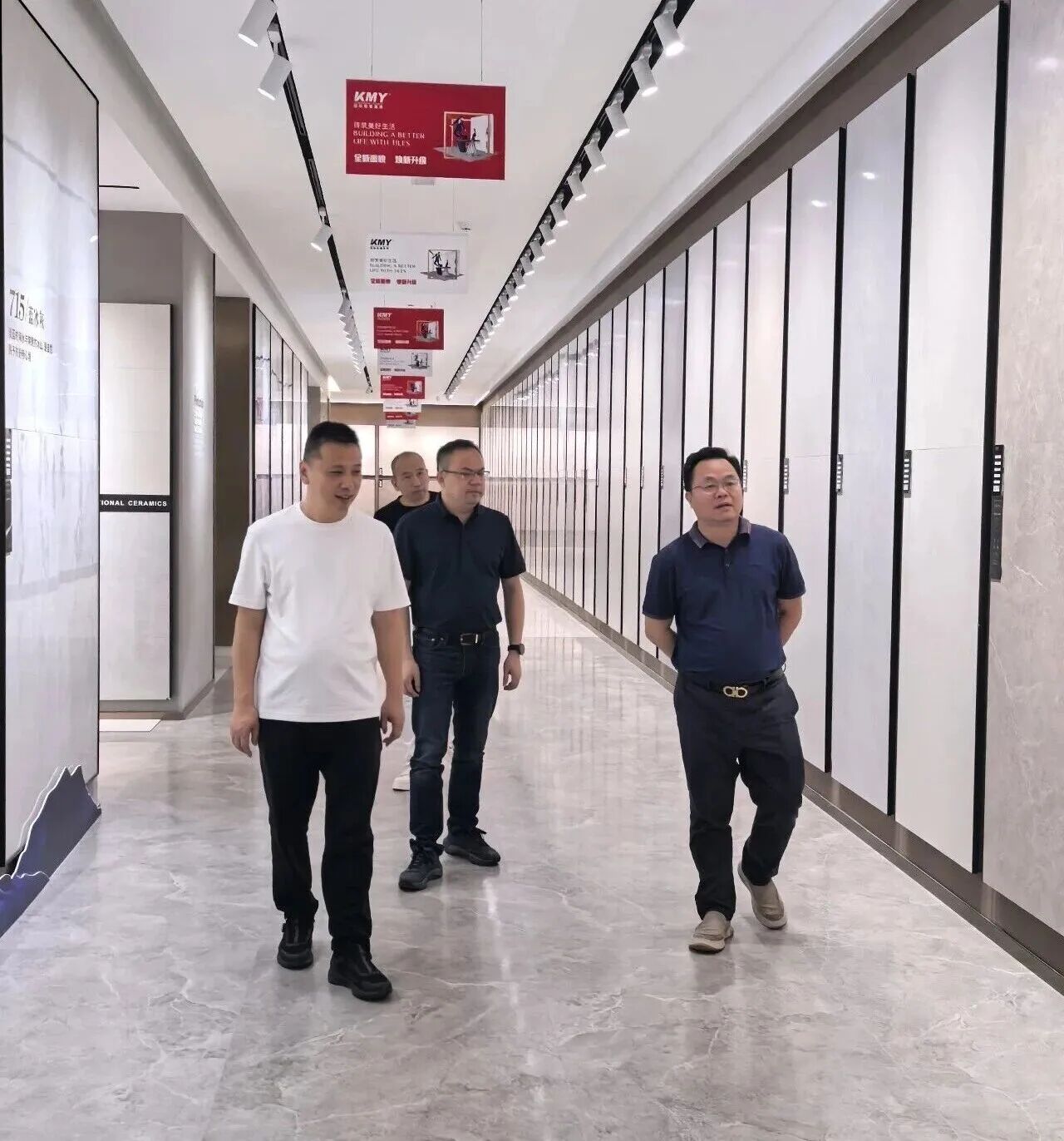 将办公室从总部搬到门店！陶企高层们正“卷”向终端……