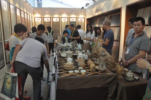 上一篇：观众驻足展厅欣赏产品