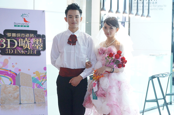 下一篇：扮演新郎新娘送玫瑰 为了吸引客人，陶博会展商各出奇招