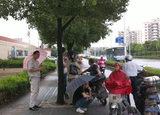 下一篇：斯米克陶瓷解雇合同惹不满遭员工堵门讨说法