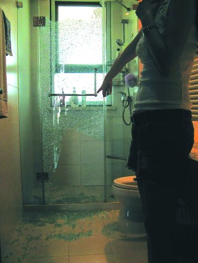 下一篇：武汉居民浴室钢化玻璃门发生“自爆”事件