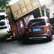下一篇：石湾一货柜车装瓷砖期间突然翻倒，路过小车中招
