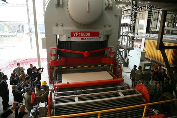 大国制造国产亚洲首台干压成型168万吨压机在佛山上线投产